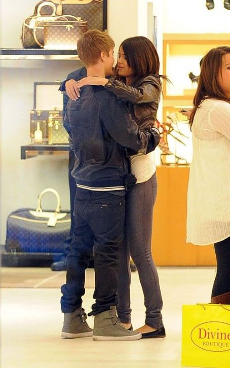 justin bieber and selena gomez cute pictures. justin bieber and selena gomez
