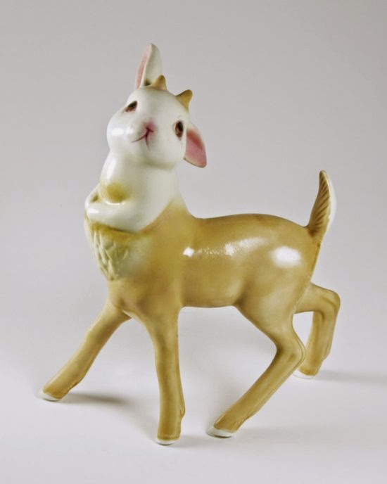 As surreais esculturas com animais híbridos de porcelana de Debra Broz Debra Broz esculturas porcelanas cerâmica surreais kitsch animais modificados vintage