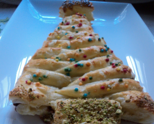 receta casera abeto navideño de hojaldre relleno nutella y pistachos