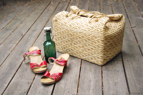 aliciasivert, alicia sivertsson, bag, picnic hamper, basket, trug, shoes, red sandals, sandal, vintage, second hand, bottle, picknickkorg, picknick, korg, väska, träskor, skor, sandaler, 70-tal, röda träskosandaler, flaska, saftflaska, patentkork, andrahand, begagnat