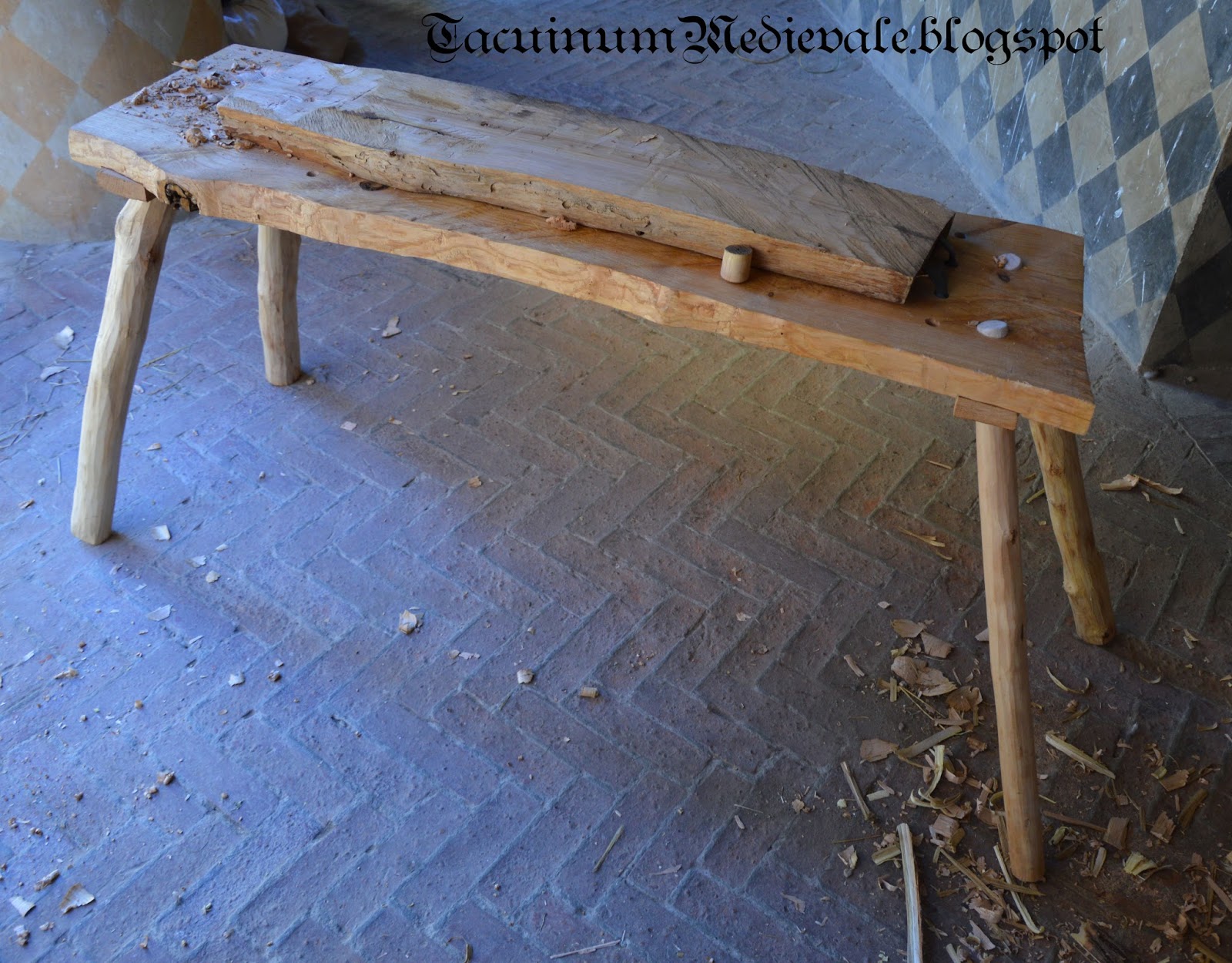 Tacuinum Medievale: Un banco da falegname del XIV secolo / A14th century  carpenter's workbench