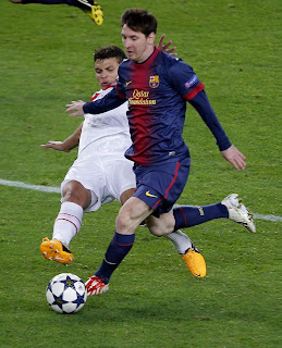 Messi disputa un balón ante el PSG Messi disputa un balón ante un adversario del PSG