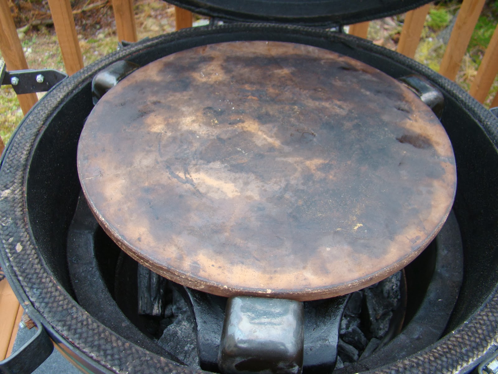 HRM CREATIVE BBQ Kamado Joe heat deflector vs Big Green Egg Plate setter.