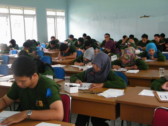 PESERTA DIKLAT PLN SE JABAR-BANTEN MENGERJAKAN MATERI UJIAN