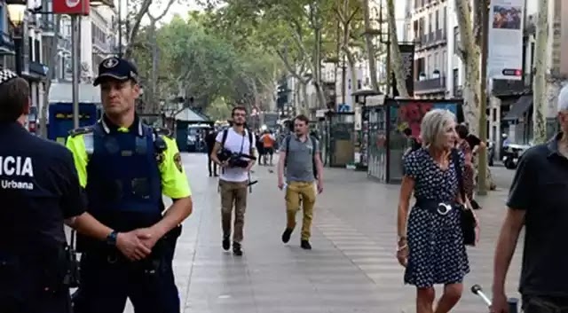 Ακόμα δεν έχουν βρει τον οδηγό του βαν που σκότωσε 13 και τραυμάτισε 126 Ακόμα δεν έχουν βρει τον οδηγό του βαν που σκότωσε 13 και τραυμάτισε 126