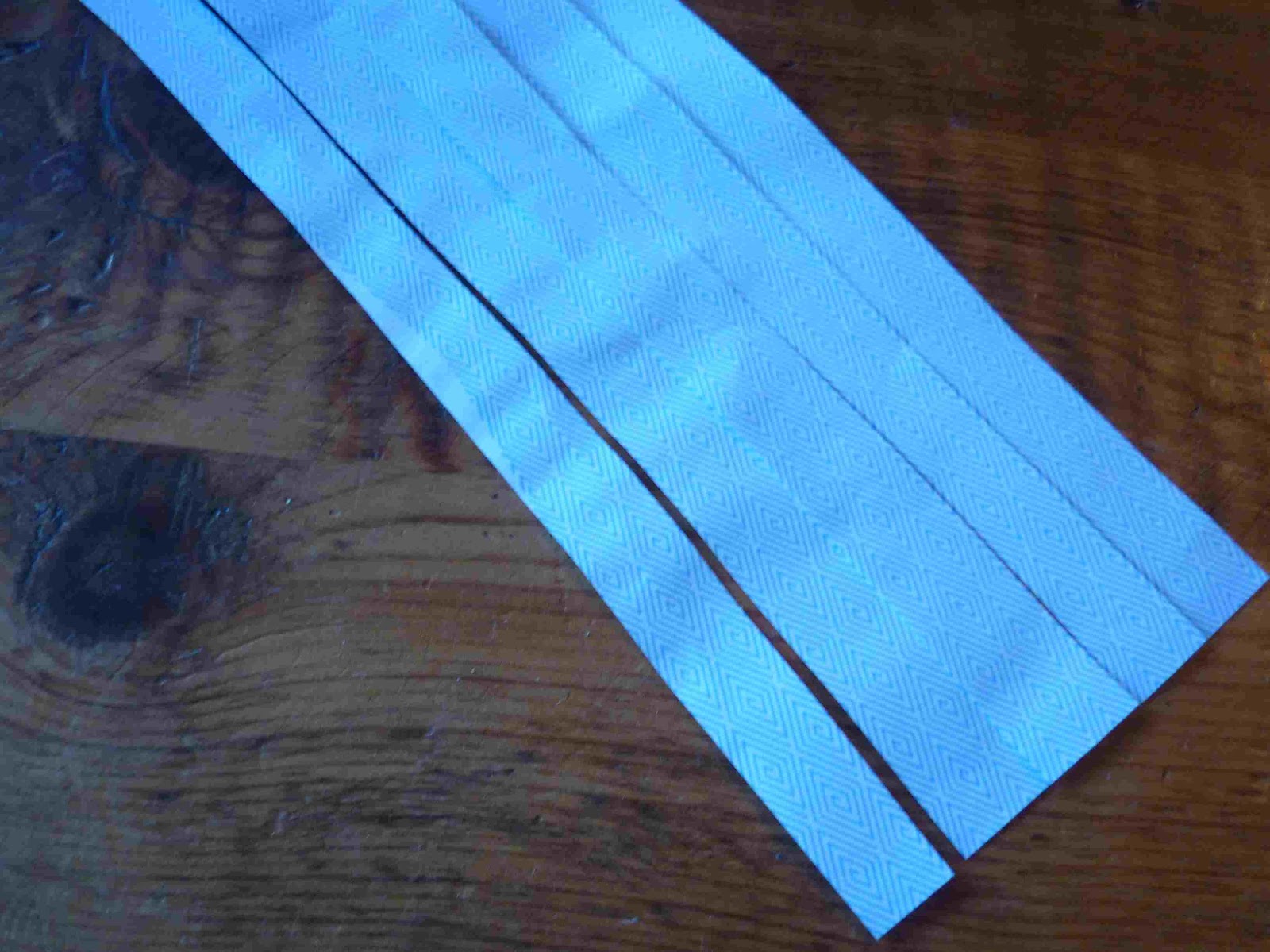 http://4.bp.blogspot.com/-X90cU36TWUw/T8Wi-xiL29I/AAAAAAAAAxs/TCqL30OzVE8/s1600/STEP+1+CUT+STRIPS+FOR+BOW.jpg