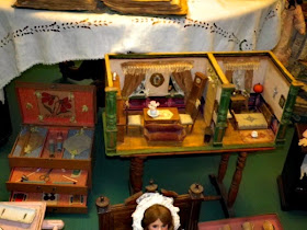 una casa antica per bambole