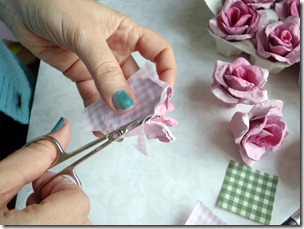 YUMURTA KOLİSİNDEN GÜL YAPILIŞI tutorial rose di cartone uova 17 thu YUMURTA KOLİSİNDEN GÜL YAPILIŞI
