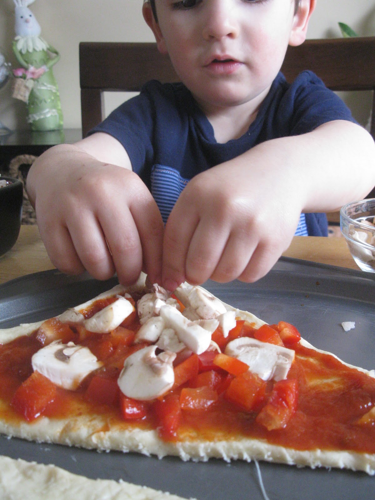 children cooking pizza
