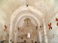 Interior de l'església de Sant Jaume d'Olzinelles on s'aprecia la degradació de la nau amb l'absis Interior de l'església de Sant Jaume d'Olzinelles on s'aprecia la degradació de la nau amb l'absis