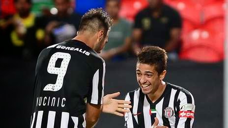 Lanzini festejando su gol