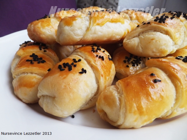Peynirli Mayalı El açması Kruvasan Börek Tarifi Yemek Tarifleri