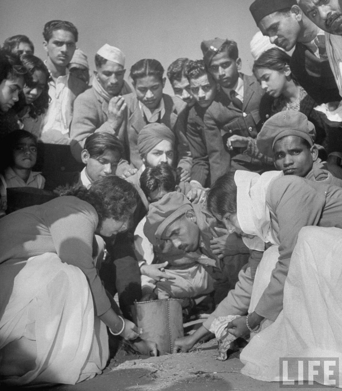 Rare Photos Of Mahatma Gandhi Funeral MERE PIX