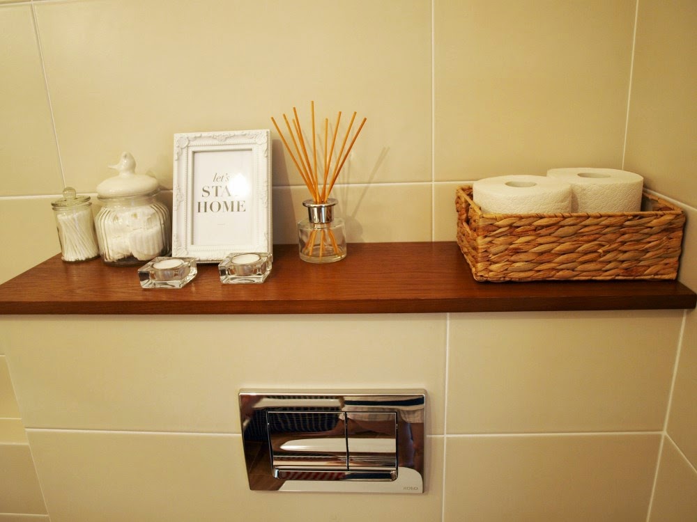 Łazienka w stylu SPA, płytki imitujące drewno w łazience.