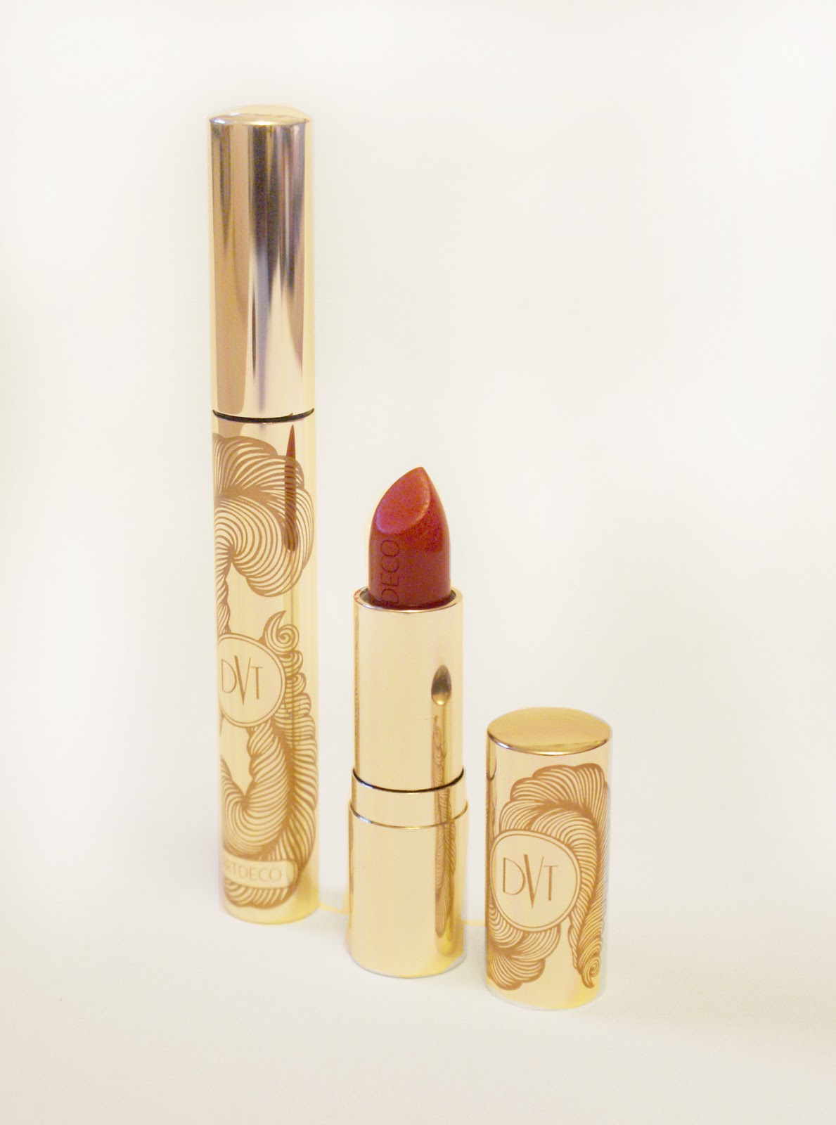 http://4.bp.blogspot.com/-XGSppGixt78/UNR0IvuBtgI/AAAAAAAAG1w/HJRHo-pGhnw/s1600/dita+von+teese+vintage+make+up+makeup+lipstick+lip+stick+red+lips+mascara+pin+up+gifts+accessories+cosmetics+.jpg