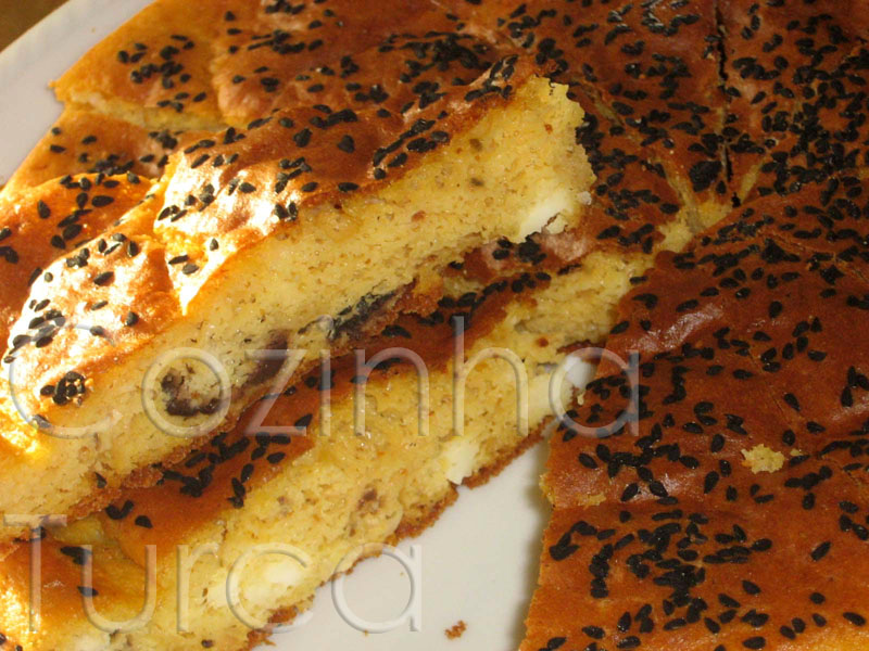 Pão de Milho com Feta e Azeitonas Pretas (Mısır Ekmeği)