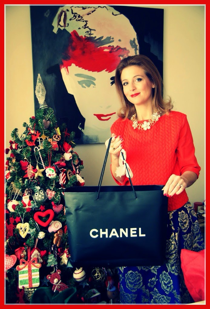 Christmas wishes from Fashion and Cookies fashion blog, Christmas look with Sister Jane Asos golden roses midi skirt and red blouse