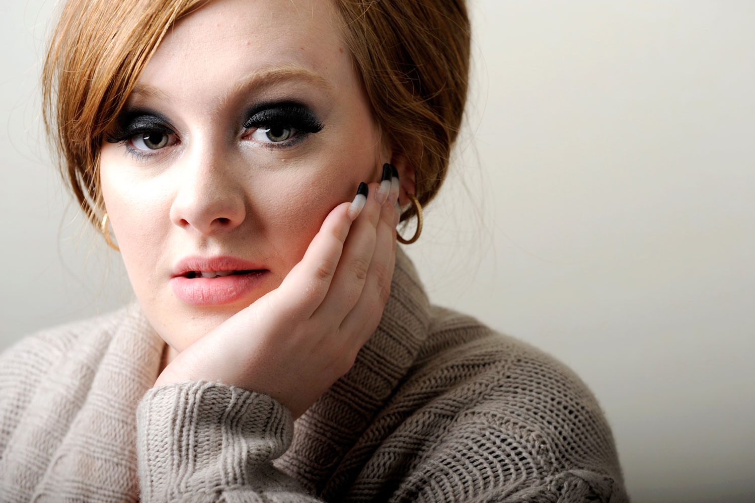 http://4.bp.blogspot.com/-XKqMRBURWQQ/TsW2M4nowtI/AAAAAAAAC5A/KwBPLA5LpMw/s1600/Adele-Divulga%25C3%25A7%25C3%25A3o.jpg
