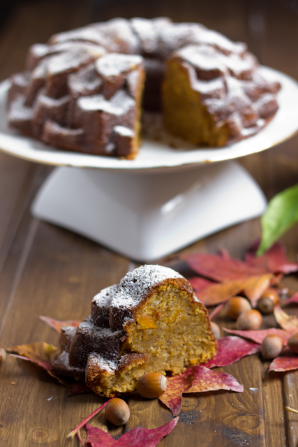 Bundt otoñal de calabaza, avellanas y naranja