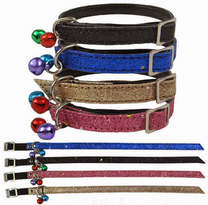 Al igual que los cascabeles no aportan nada bueno al día a día de nuestros gatos, en nuestra opinión un collar tampoco lo hace. Si el gato sale al exterior