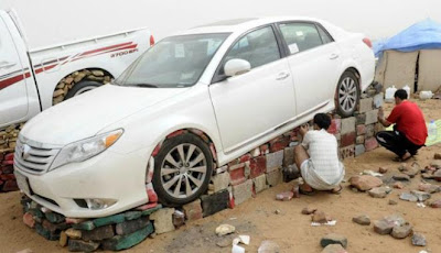 Mobil Ditumpuk Batu Di Negeri Kaya Minyak [ www.BlogApaAja.com ]