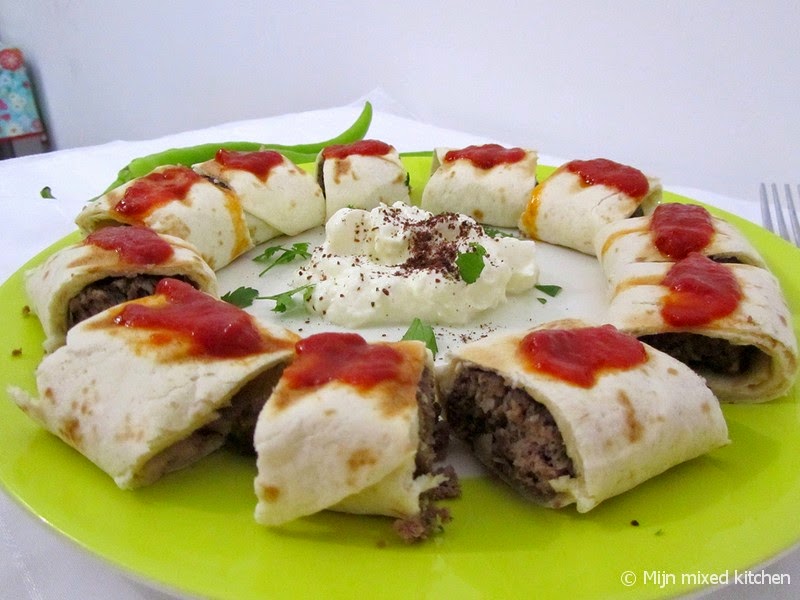 Mijn mixed kitchen Beyti kebabı (Turkse köfte in deeg met tomatensaus