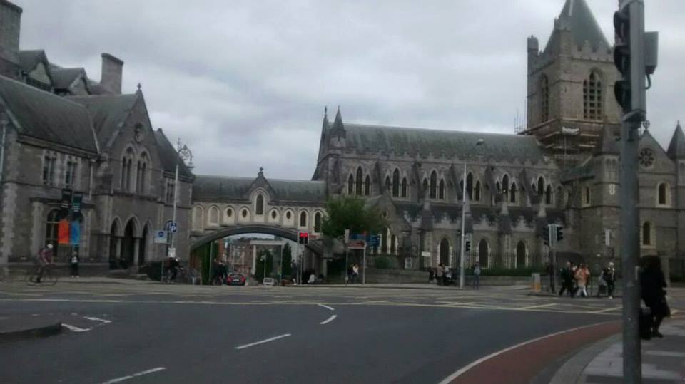 Puente que une la Christ Church Cathedral con Dublinia (@mibaulviajero)