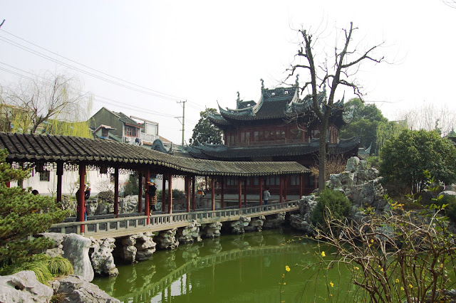 Le Yu Garden yu garden-shanghai-chine-vieille ville chinoise-fleurs-cerisiers-roses-jardin-zen
