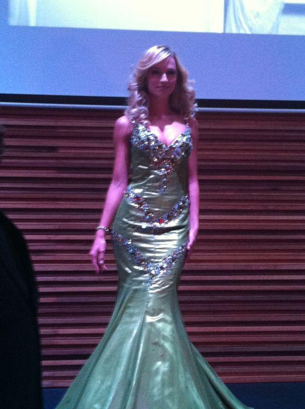 ... Universe 2012, Melinda Bam muestra su traje tipico y vestido de gala