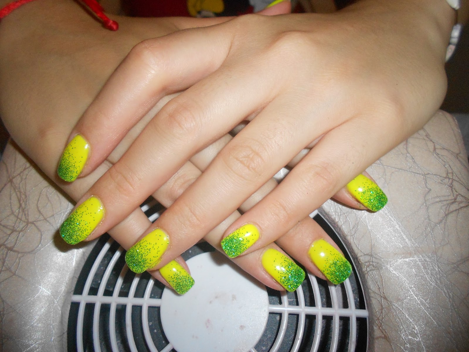 Mariagrazia Nails art giallo sfumato con brillantini verdi