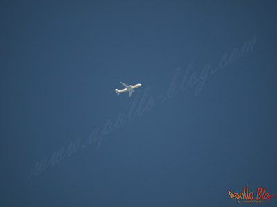 Avion fotografiat cu teleobiectiv