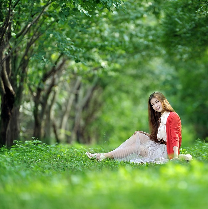 往日甜蜜有多少 (wǎng rì tián mì yǒu duō shǎo) - How sweet is the past 欢笑有多少 (huān xiào yǒu duō shǎo) - How much happiness 如今已不再我们身边绕 (rú jīn yǐ bù zài wǒ men shēn biān rào) - Today it is no longer around us