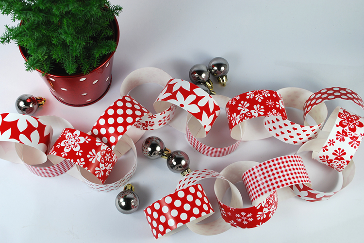 A Christmas Paper Chain  Pink Petticoat Simple ideas and inspiration