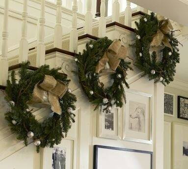 decoración navideña en escaleras
