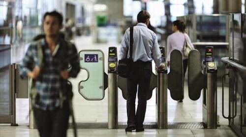 Ανέπαφες πληρωμές με κάρτες και smartphones στο μετρό