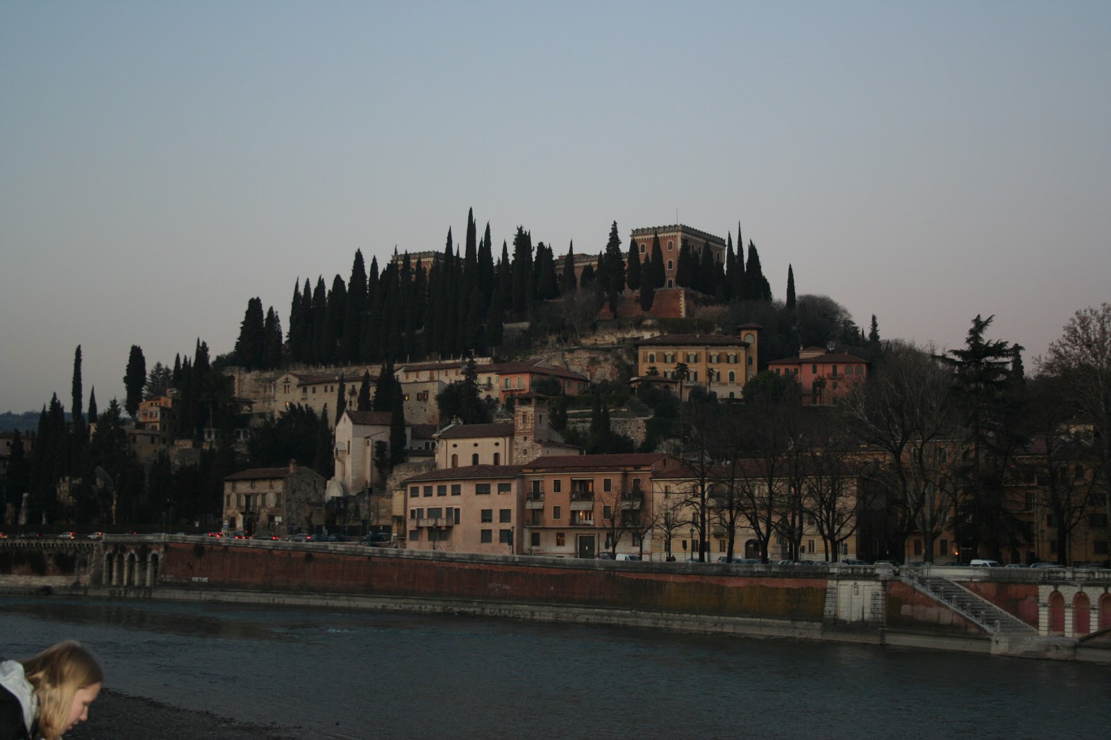 Верона - вид через реку Verona - hill across the river