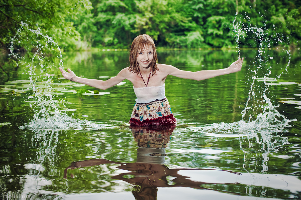 Красивая девушка собралась искупаться в озере
