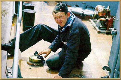 Секси-боцманша Angelina Valentine драит палубу и соблазняет других моряков Секси-боцманша Angelina Valentine драит палубу и соблазняет других моряков