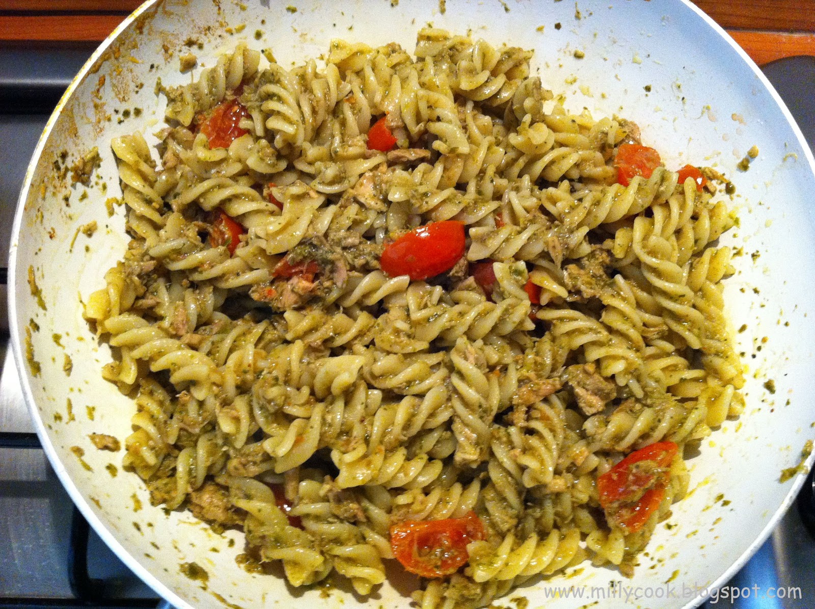 Milly's Cook Fusilli con pesto, tonno e pomodorini