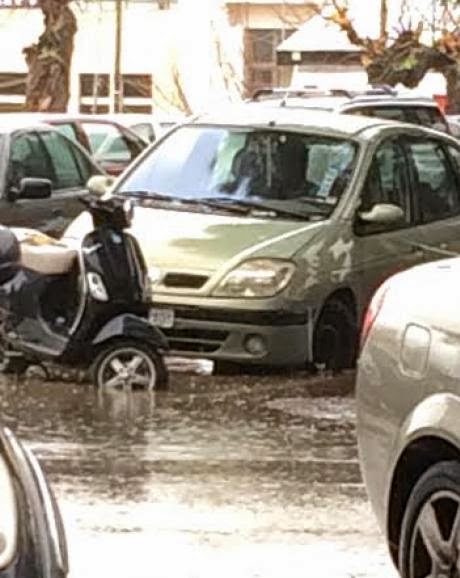Τα σταθμευμένα οχήματα στα Ψηλαλώνια έγιναν    βάρκες   Η βροχή μετέτρεψε σε χείμαρρο τους δρόμους   Δείτε φωτο   Αχαΐα