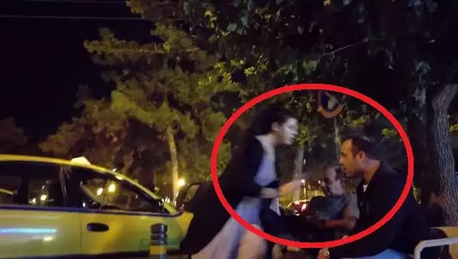 Γυναίκες οδηγοί επιτίθενται σε ταξιτζήδες που τις αποκάλεσαν “λάντζες” σε πιάτσα ταξί στο Ελληνικό (VIDEO) Γυναίκες οδηγοί επιτίθενται σε ταξιτζήδες που τις αποκάλεσαν “λάντζες” σε πιάτσα ταξί στο Ελληνικό (VIDEO)