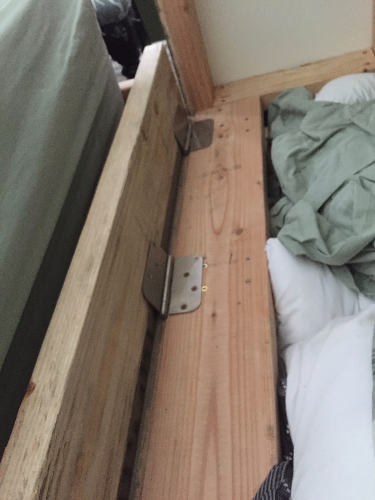 {Junk in their Trunk} DIY Murphy Bed (Wall Bed)