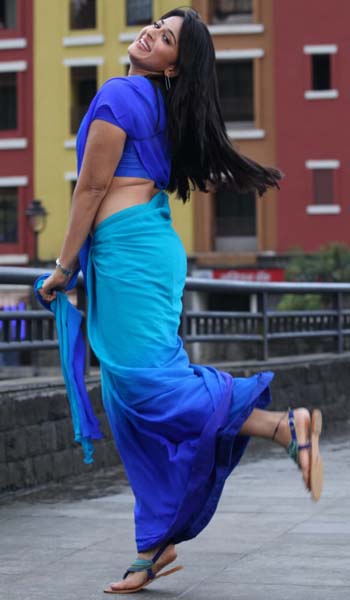 anushka mirchi movie katuka kallu song stills photos2 anushka mirchi movie katuka kallu song stills photos2