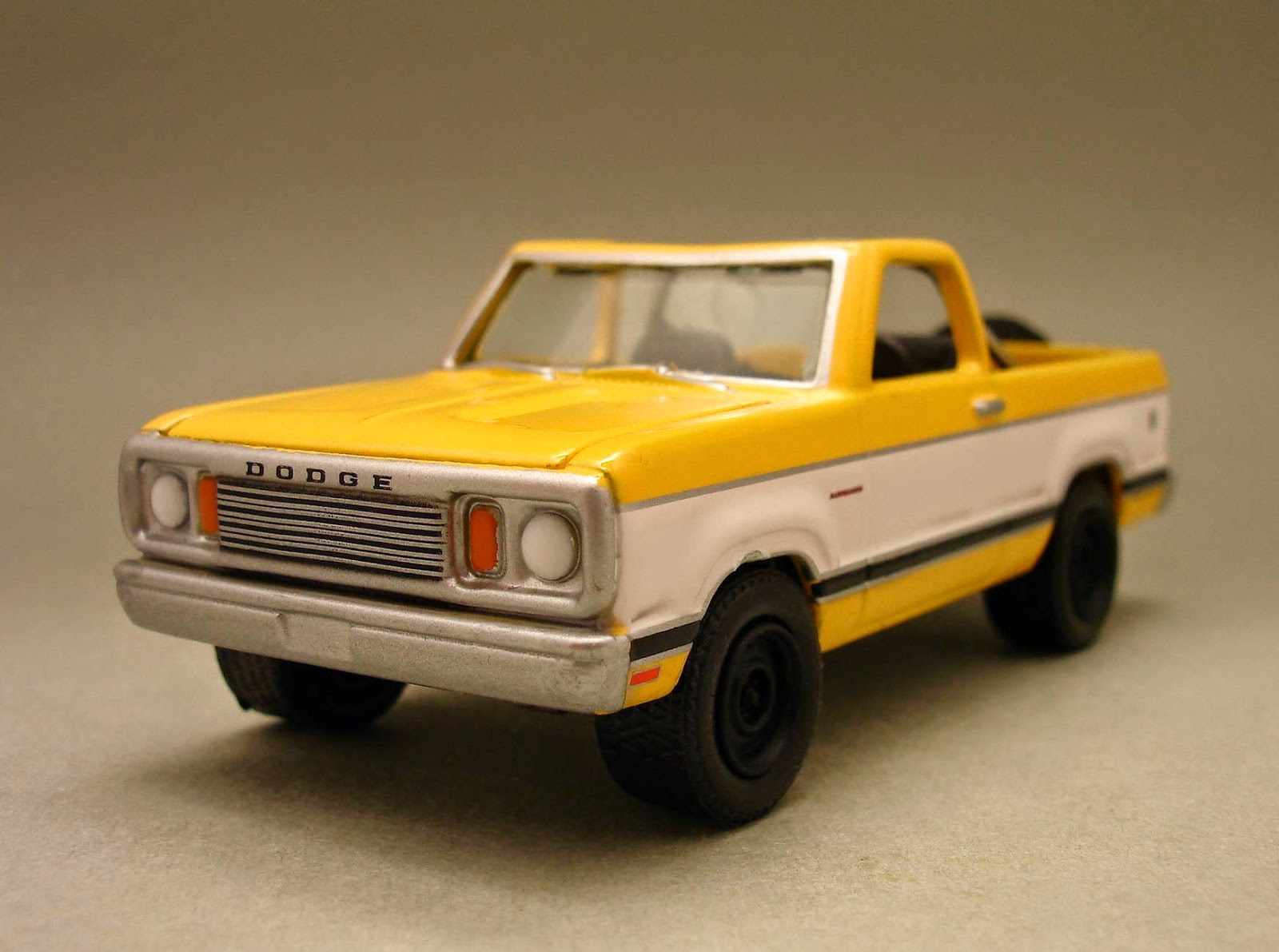 Diecast Hobbist 1977 Dodge Ramcharger