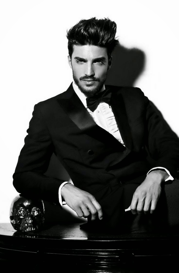 mariano di vaio биография. Mariano+Di+Vaio1 1. mariano di vaio биография фото. mariano di vaio биография-Mariano+Di+Vaio1 1. картинка mariano di vaio биография. картинка Mariano+Di+Vaio1 1. Мне нравится наблюдать за людьми. Многие пугаются, когда я говорю это. Но я расскажу, как все началось. Я сидел на скамейке Оксфорд-стрит в Лондоне. Это была одна из первых моих ночей в городе. Я стал смотреть по сторонам и увидел странно одетого человека. Сами по себе его вещи были не так уж хороши, но он шел так уверенно, преподносил их с таким достоинством, что я невольно поверил – этот человек одет круто. Тогда я понял, что в любом наряде можно выглядеть на миллион. Например, вспомни Рианну. Глядя на нее, всегда думаешь: "Вау, это нереально, почему у меня не получается так одеваться?", а потом видишь ее вещи в магазине: чаще всего они странные, иногда даже пугающие. Но все меняет ее личное отношение к ним и к себе в этих вещах. Или Брэд Питт и Джонни Депп. Может быть, Брэд Питт в сто раз красивее Деппа, но большинство девушек выбирают второго – у него есть шарм, есть особое умение подавать себя. Я люблю моду за эти возможности. mariano di vaio биография. Mariano+Di+Vaio1 1. mariano di vaio биография фото. mariano di vaio биография-Mariano+Di+Vaio1 1. картинка mariano di vaio биография. картинка Mariano+Di+Vaio1 1. Мне нравится наблюдать за людьми. Многие пугаются, когда я говорю это. Но я расскажу, как все началось. Я сидел на скамейке Оксфорд-стрит в Лондоне. Это была одна из первых моих ночей в городе. Я стал смотреть по сторонам и увидел странно одетого человека. Сами по себе его вещи были не так уж хороши, но он шел так уверенно, преподносил их с таким достоинством, что я невольно поверил – этот человек одет круто. Тогда я понял, что в любом наряде можно выглядеть на миллион. Например, вспомни Рианну. Глядя на нее, всегда думаешь: "Вау, это нереально, почему у меня не получается так одеваться?", а потом видишь ее вещи в магазине: чаще всего они странные, иногда даже пугающие. Но все меняет ее личное отношение к ним и к себе в этих вещах. Или Брэд Питт и Джонни Депп. Может быть, Брэд Питт в сто раз красивее Деппа, но большинство девушек выбирают второго – у него есть шарм, есть особое умение подавать себя. Я люблю моду за эти возможности.