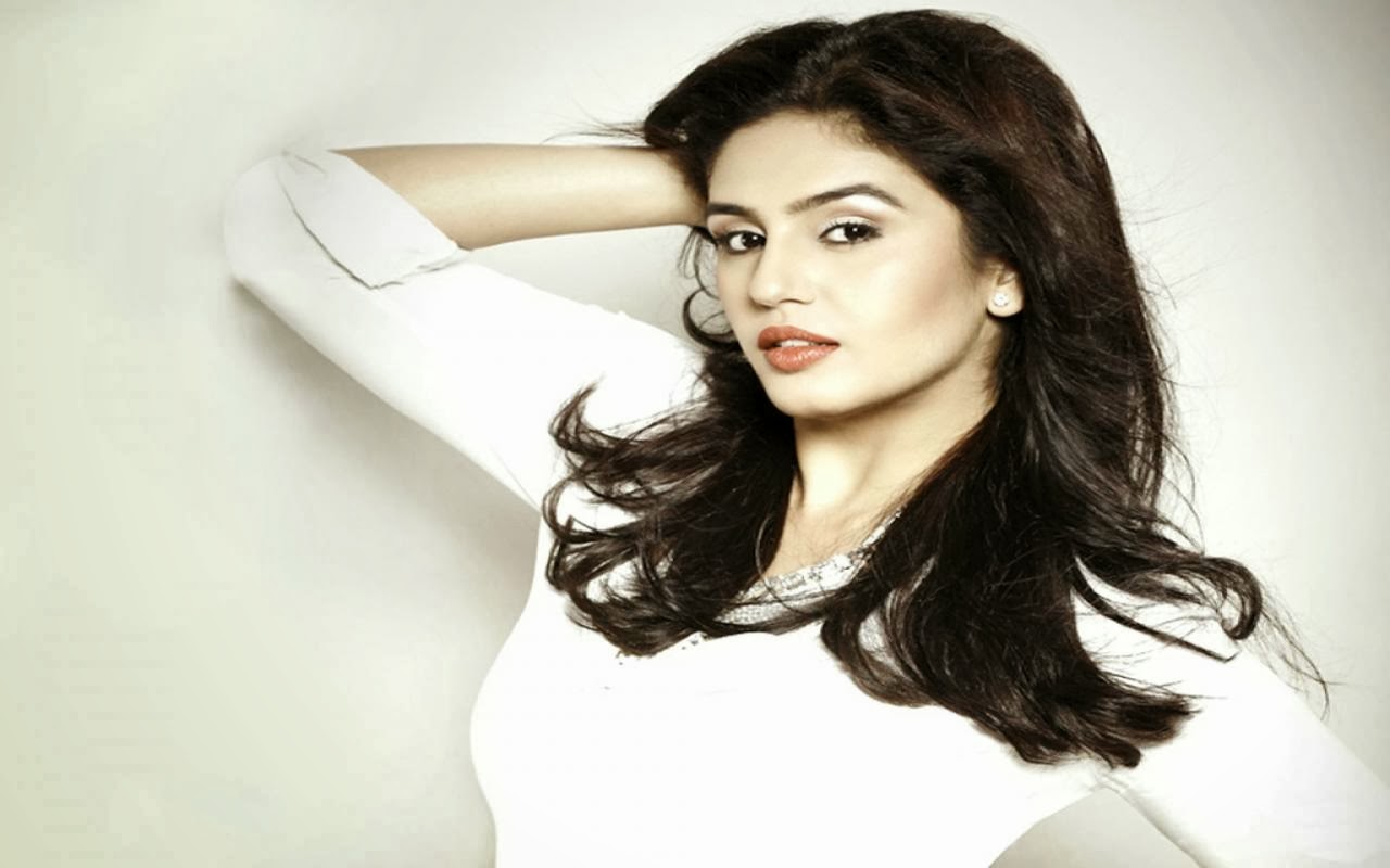 Bollywood actress Huma Qureshi latest hot photoshoot pics 