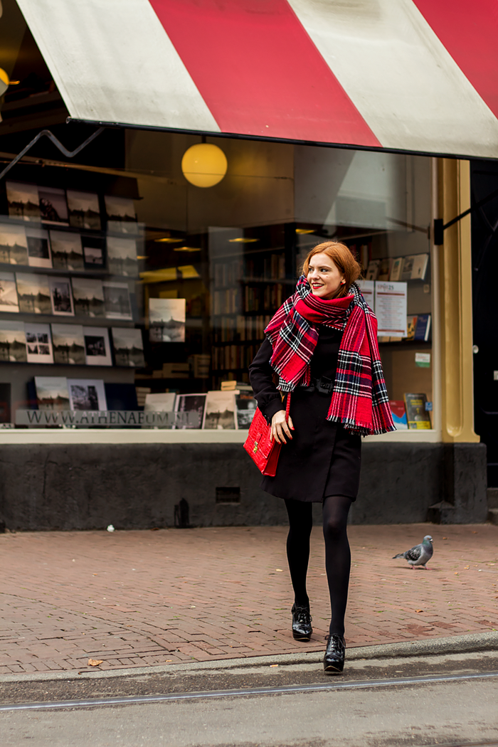 Fashion Blogger outfit in Amsterdam with a double sided Primark scarf: houndstooth & plaid
