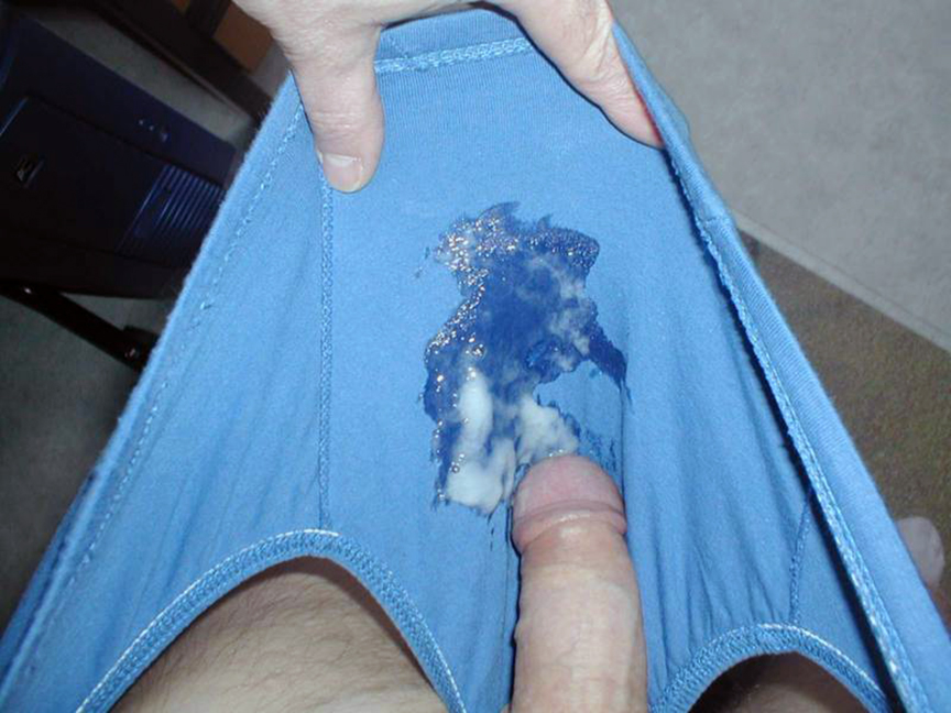 На синие трусики Саши кончают свежей спермой после дрочки члена