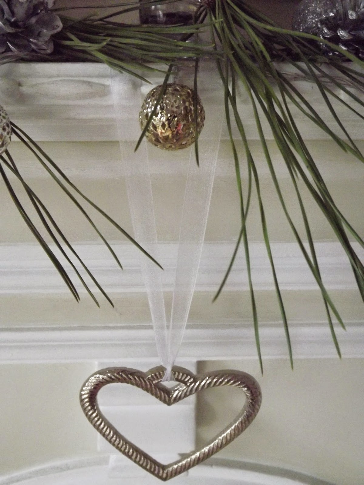 Un vergel en la ciudad: Pino sobre la chimenea