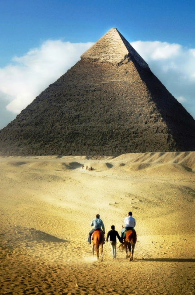 Towards the Great Pyramid, Giza, Egypt Towards the Great Pyramid, Giza, Egypt
